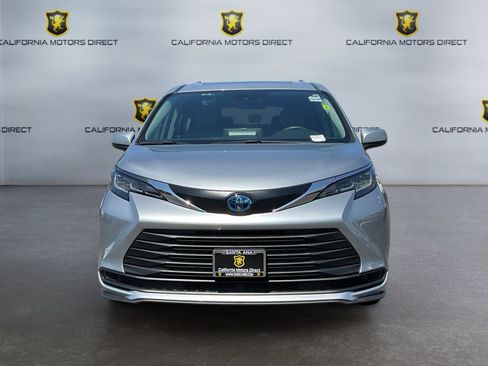 Used 2023 Toyota Sienna LE w/ LE Plus Package FWD image 2