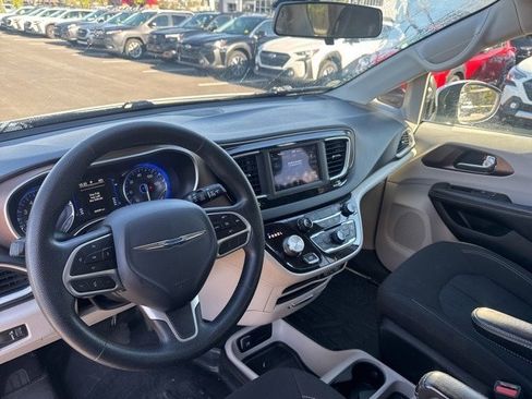 Used 2021 Chrysler Voyager L image 17