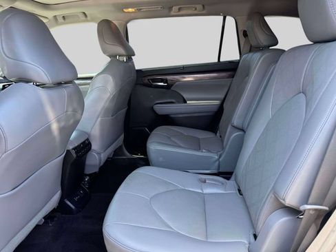 Used 2023 Toyota Highlander Platinum AWD/4WD image 15