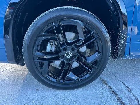 Used 2025 Volkswagen Tiguan SE R-Line image 10