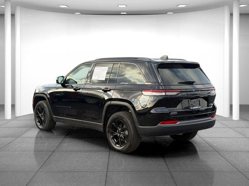 Used 2026 Jeep Grand Cherokee Altitude AWD/4WD image 5