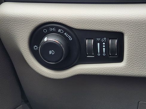 Used 2023 Chrysler Pacifica Touring-L image 23