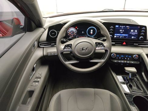 Used 2022 Hyundai Elantra SEL w/ Convenience Package FWD image 22