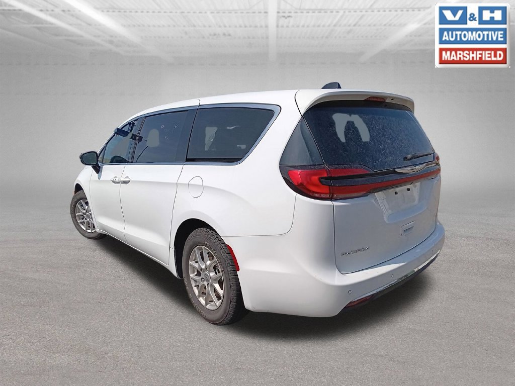 Used 2024 Chrysler Pacifica Touring-L FWD image 3