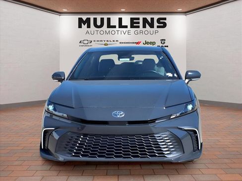 Used 2025 Toyota Camry SE image 2