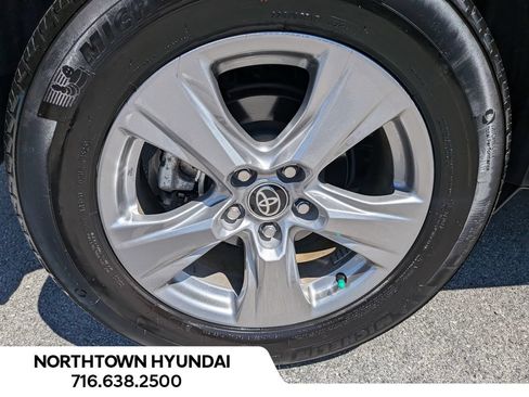 Used 2025 Toyota RAV4 XLE AWD/4WD image 40