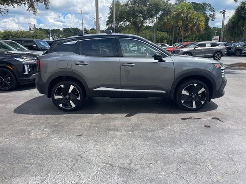 Used 2025 Nissan Kicks SR FWD image 7
