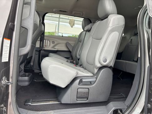 Used 2024 Toyota Sienna XLE FWD image 27