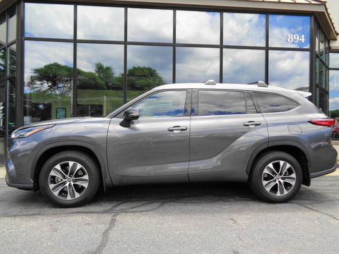 Used 2022 Toyota Highlander XLE AWD/4WD image 8