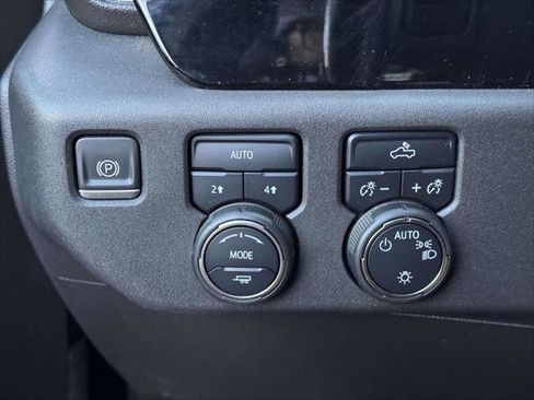 Used 2022 Chevrolet Silverado 1500 LT w/ Convenience Package II image 17