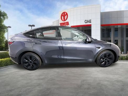 Used 2024 Tesla Model Y Long Range AWD/4WD image 9