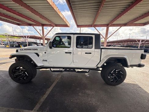 Used 2022 Jeep Gladiator Sport AWD/4WD image 3