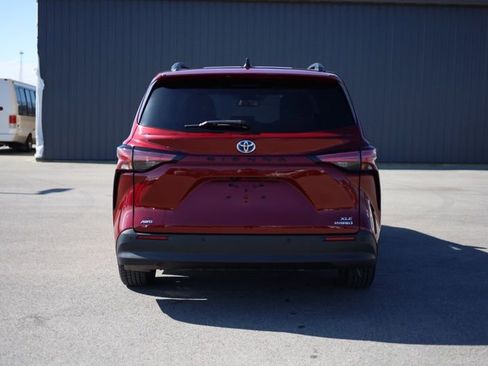 Used 2022 Toyota Sienna XLE image 4