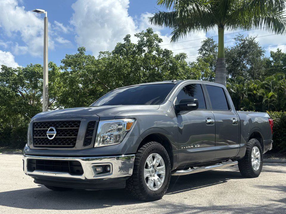 Used 2019 Nissan Titan SV RWD image 2