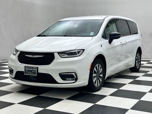 Used 2024 Chrysler Pacifica Limited FWD image 4