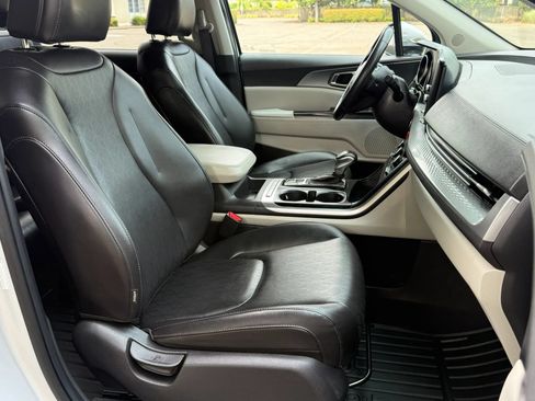 Used 2023 Kia Carnival LX FWD image 15