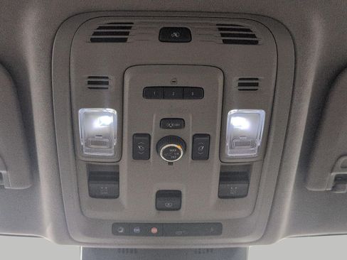 Certified 2022 Cadillac Escalade ESV Premium Luxury Platinum w/ LPO, Radiant Package AWD/4WD image 18