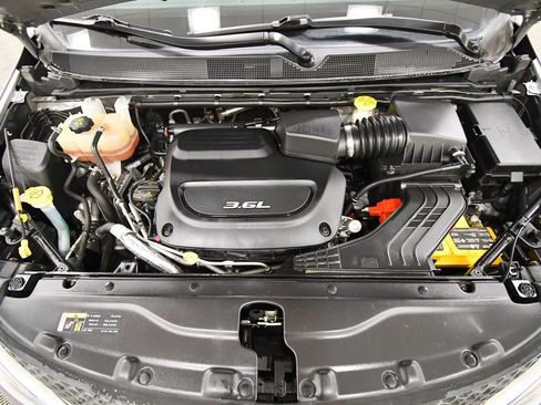 Used 2017 Chrysler Pacifica Touring-L Plus w/ Tire & Wheel Group FWD image 12