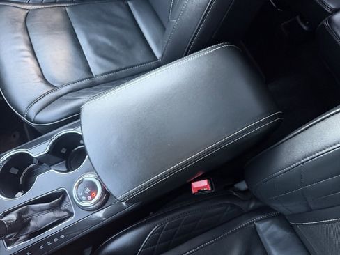 Used 2019 Ford Explorer Platinum image 29