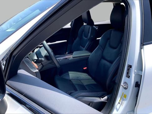 Used 2023 Volvo XC60 B5 Ultimate w/ Climate Package FWD image 8