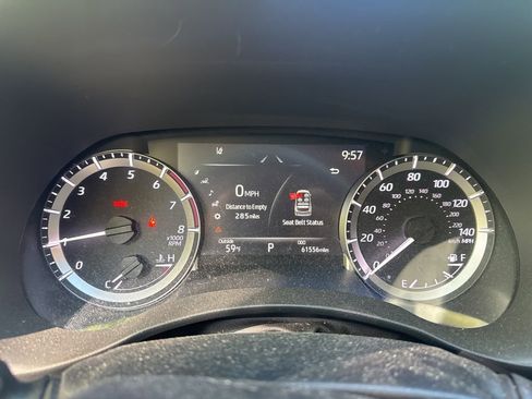 Used 2023 Toyota Highlander XLE image 3