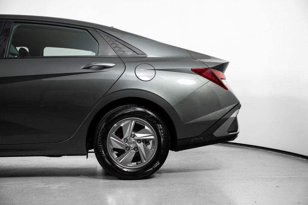 Certified 2026 Hyundai Elantra SE FWD image 15