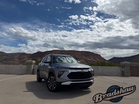 Used 2025 Chevrolet TrailBlazer LT AWD/4WD image 2