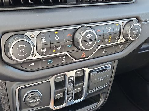 Used 2025 Jeep Wrangler Unlimited Sahara AWD/4WD image 23