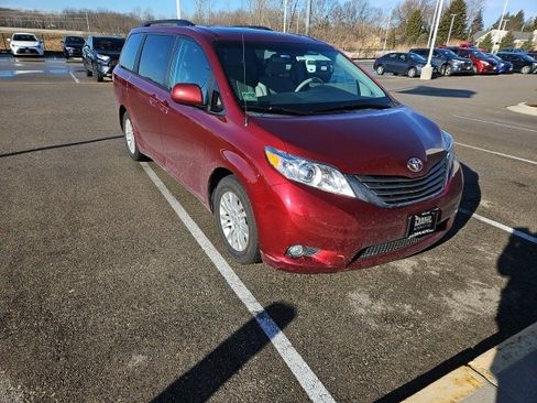 Used 2013 Toyota Sienna XLE image 23
