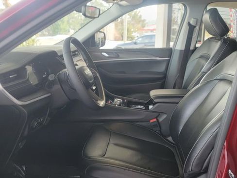 Used 2023 Jeep Grand Cherokee Limited w/ Black Appearance Package image 10