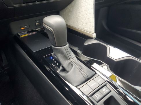 Used 2025 Toyota Camry XLE w/ Premium Plus Package image 28