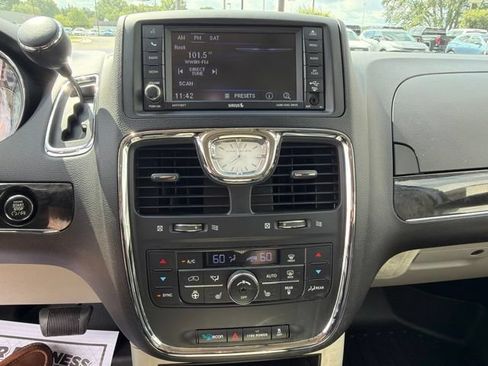 Used 2014 Chrysler Town & Country Touring-L w/ Driver Convenience Group FWD image 17