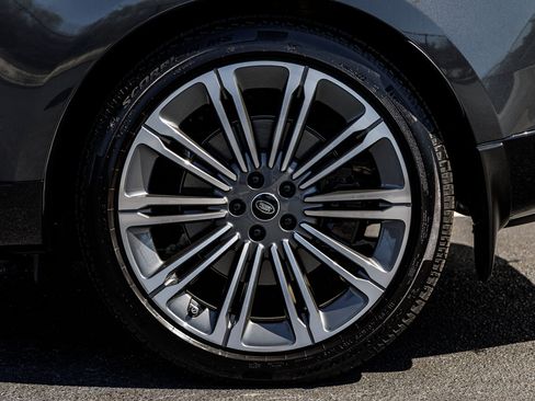 Used 2025 Land Rover Range Rover Long Wheelbase Autobiography image 10