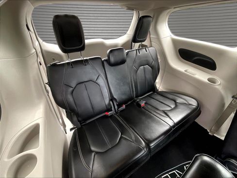 Used 2024 Chrysler Pacifica Touring-L FWD image 23