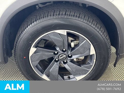 Used 2025 Nissan Rogue SV FWD image 16