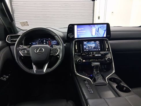 Certified 2025 Lexus LX 600 4WD w/ Luxury Package image 4