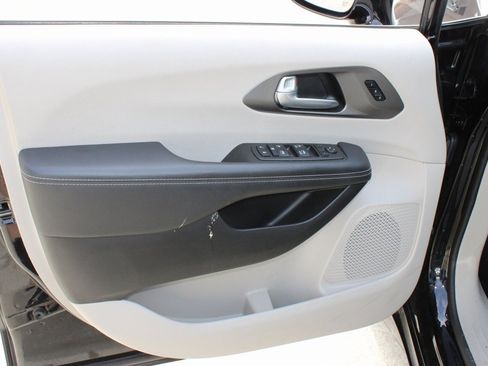 Used 2024 Chrysler Pacifica Touring-L image 20