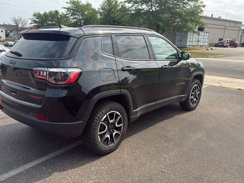 Used 2025 Jeep Compass Trailhawk AWD/4WD image 6