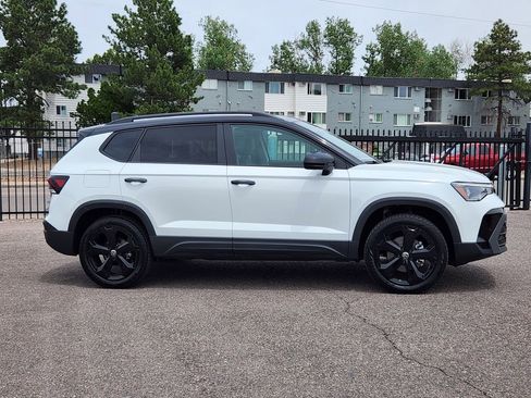 Certified 2025 Volkswagen Taos SE AWD/4WD image 4