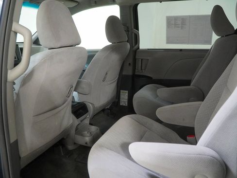 Used 2017 Toyota Sienna LE image 46