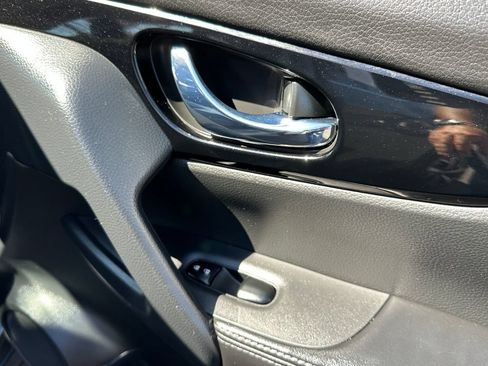 Used 2022 Nissan Rogue Sport SL FWD image 17