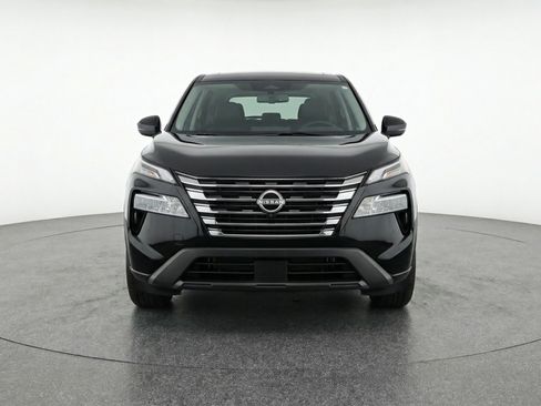 Used 2025 Nissan Rogue SV image 2