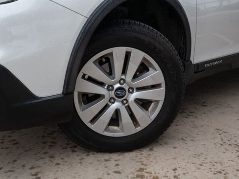 Used 2017 Subaru Outback 2.5i Premium image 2