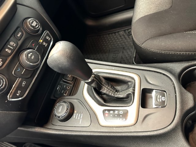 Used 2017 Jeep Cherokee Sport AWD/4WD image 28