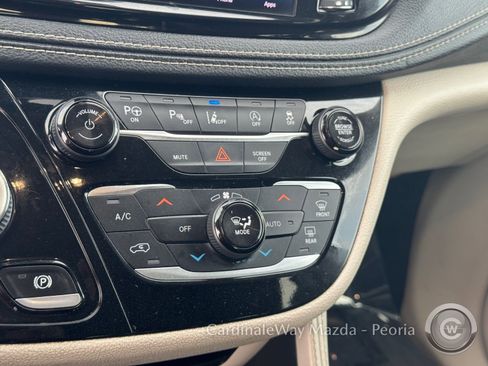 Used 2022 Chrysler Pacifica Limited image 31