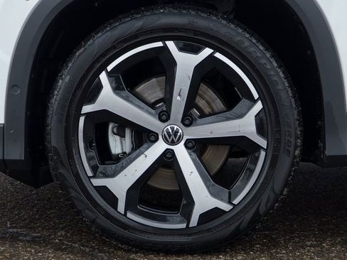 Used 2025 Volkswagen Tiguan SE w/ Panoramic Sunroof Package image 12