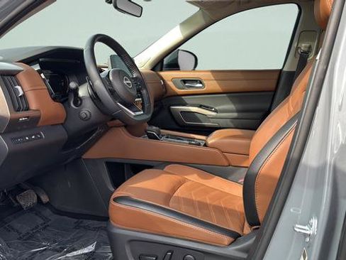 Used 2025 Nissan Pathfinder Platinum image 9