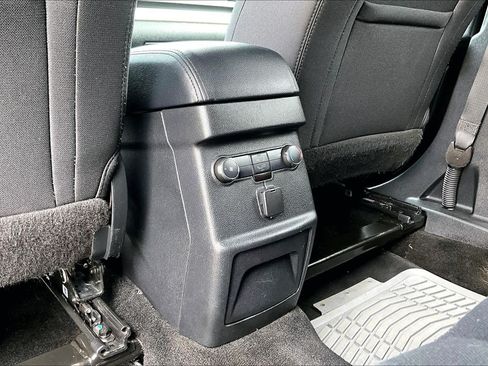 Used 2017 Ford Explorer XLT w/ Equipment Group 201A AWD/4WD image 36