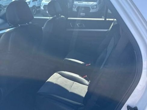 Used 2017 Ford Explorer XLT w/ Equipment Group 202A AWD/4WD image 23