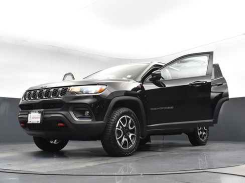 Used 2024 Jeep Compass Trailhawk AWD/4WD image 32